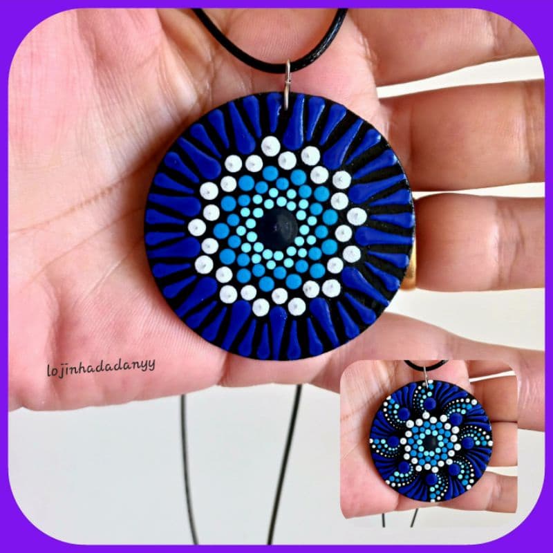 Colar, Cordão Frente única e Dupla face, com Pingente de Mandalas e Olho Grego em MDF. Feito à mão, na técnica do Pontilhismo.