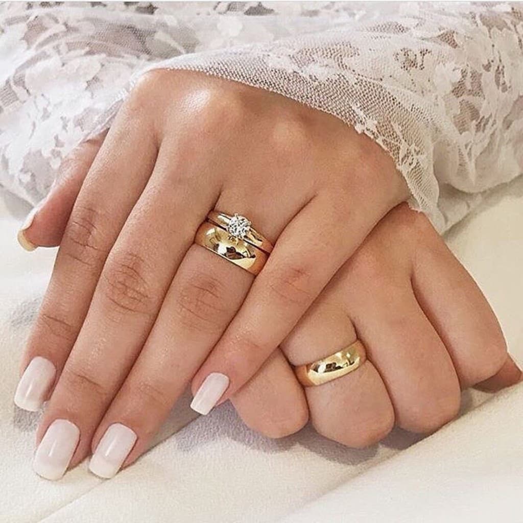 Par De Alianças NoiPar De Alianças Noivado Casamento Lisa + Anel Solitário 4mm Aço Inoxidavel Banhado Ouro 18Kvado Casamento Lisa + Anel Solitário 4mm Aço Inoxidavel Banhado Ouro 18KPar De Alianças Noivado Casamento Lisa + Anel Solitário 4mm Aço Inoxidave