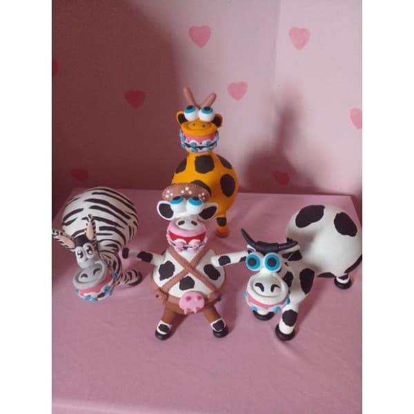 4 animais de aparelhos dentario feitos a mão.