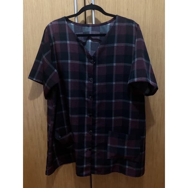 Blusa Plus Size com Bolsos e Botões