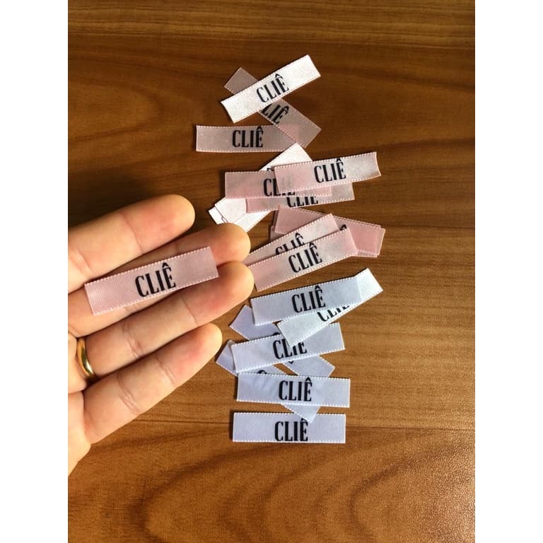 Etiquetas Personaizadas para Roupas Escolar 1x3cm com 1.000 Unidades para Artesanato Croche Bolsas Lembrancinhas Doces De Tecido Cetim ou Gorgurão