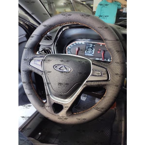 capa de volante costurada tiggo 2 costura laranja