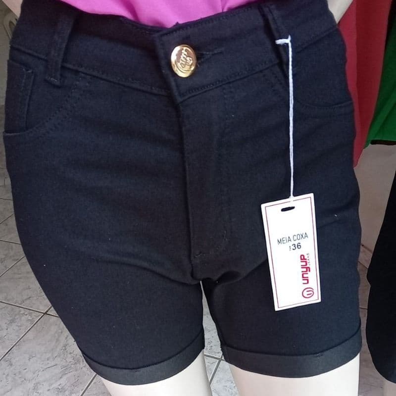 short meia coxa, jeans preto com barra feita