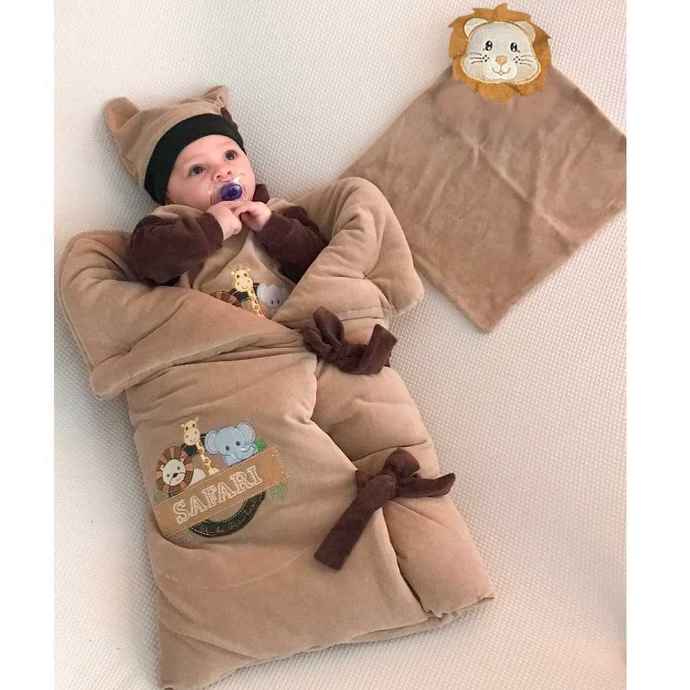 Kit Saída de Maternidade Menino Plush/Safari Bege C/ Marrom/Luxo com Porta Bebê 04 Peças