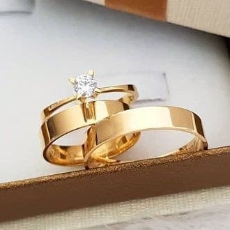 Par Aliança Casamento Reta Fina Mais Anel Solitário Dourado