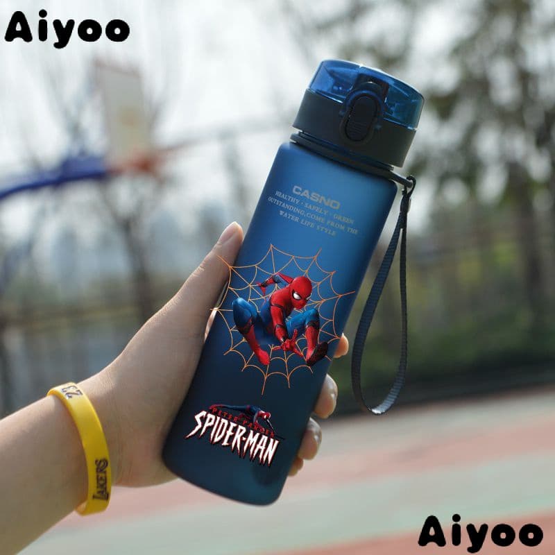 Anti-queda essencial Garrafa de água para meninos do ensino fundamental e médio de grande capacidade copo de água de verão para crianças à prova de vazamento novo copo 2023 anime Marvel masculino e feminino copo de água Homem de Ferro de plástico estudant