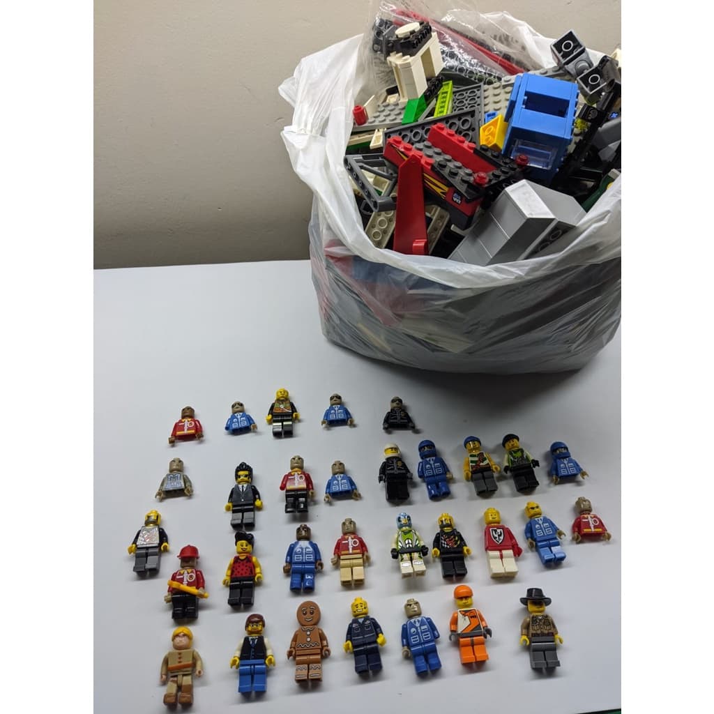 Lego + de 500 peças + de 30 personagens  98% lego