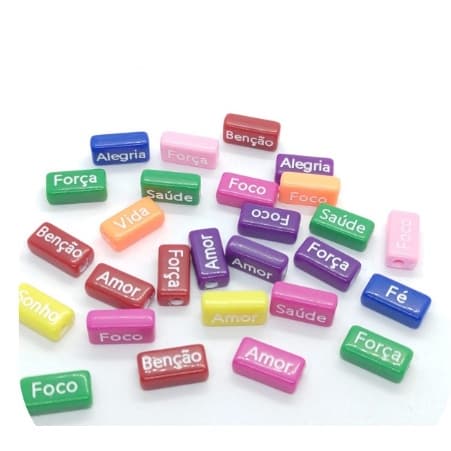 Miçangas Entremeio  coloridas com letras brancas palavras em português