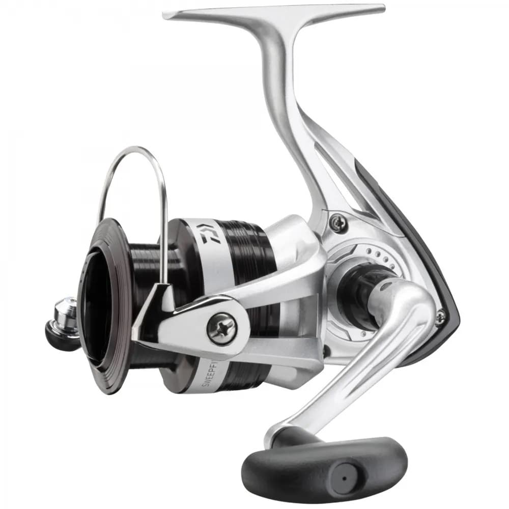 Molinete De Pesca Daiwa Sweepfire E 1500C - Drag: 2kg - Carretel de aluminio - 5.3:1