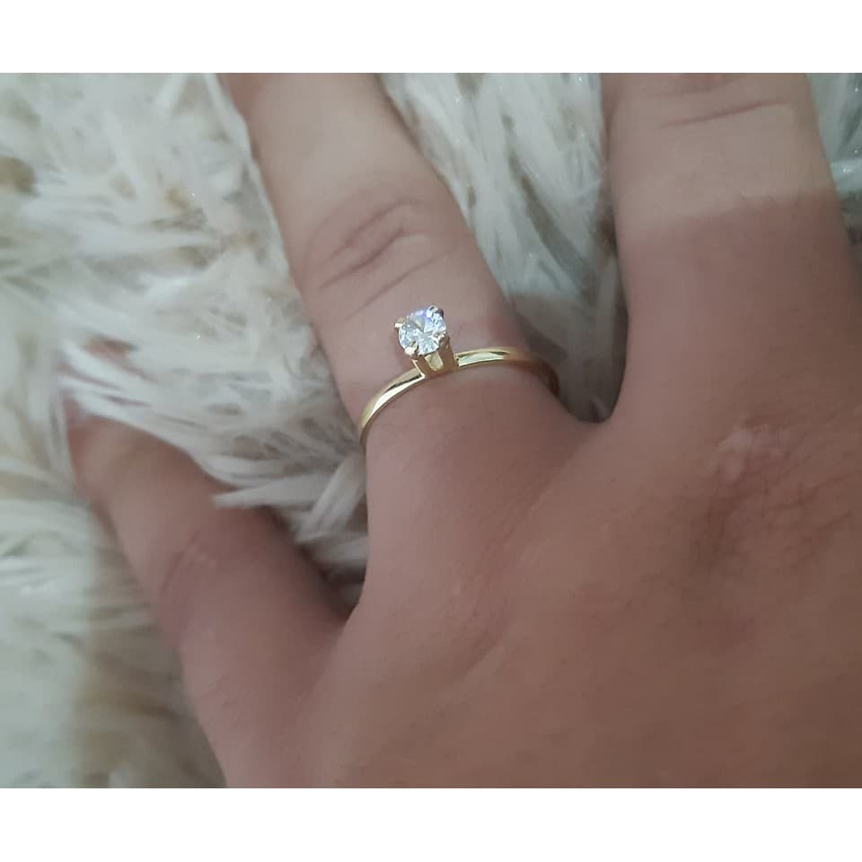 Anel solitário folheado a ouro com pedra de zircônia
