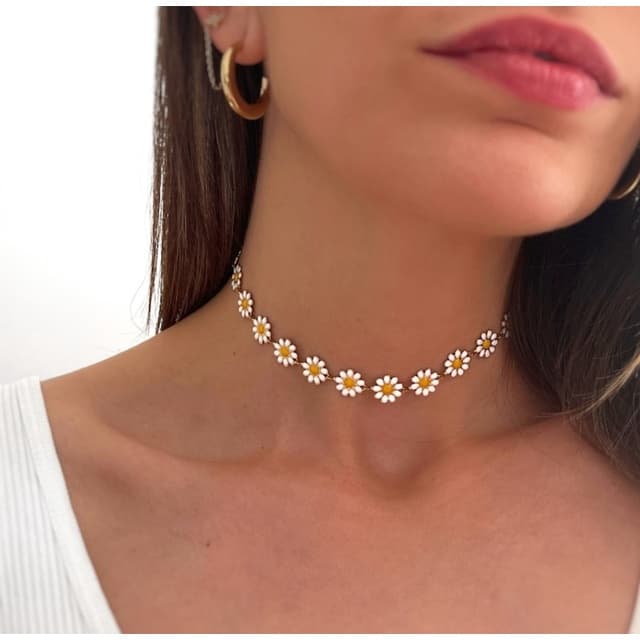Colar Choker Feminino Flores Margaridas Folheado Ouro Flor Branca Coloridas Gargatilha Moda