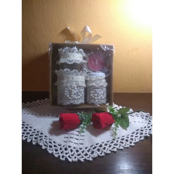 Conjunto para Banheiro decorado com renda e fita na cor natural