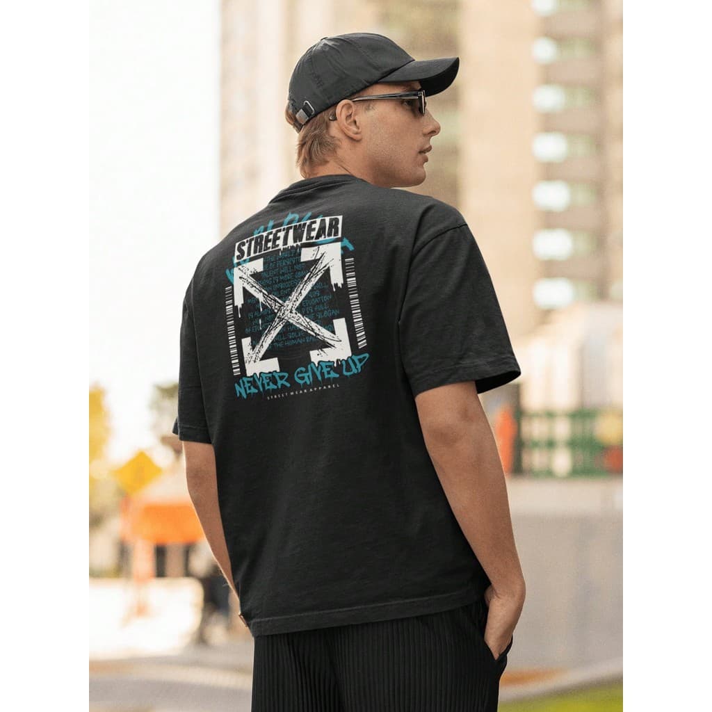 Camisa Camiseta Oversize Streetwear Masculino e Feminino p/Treino e Dia a Dia Preto e Off Whte Estampado - NEVER GIVE UP