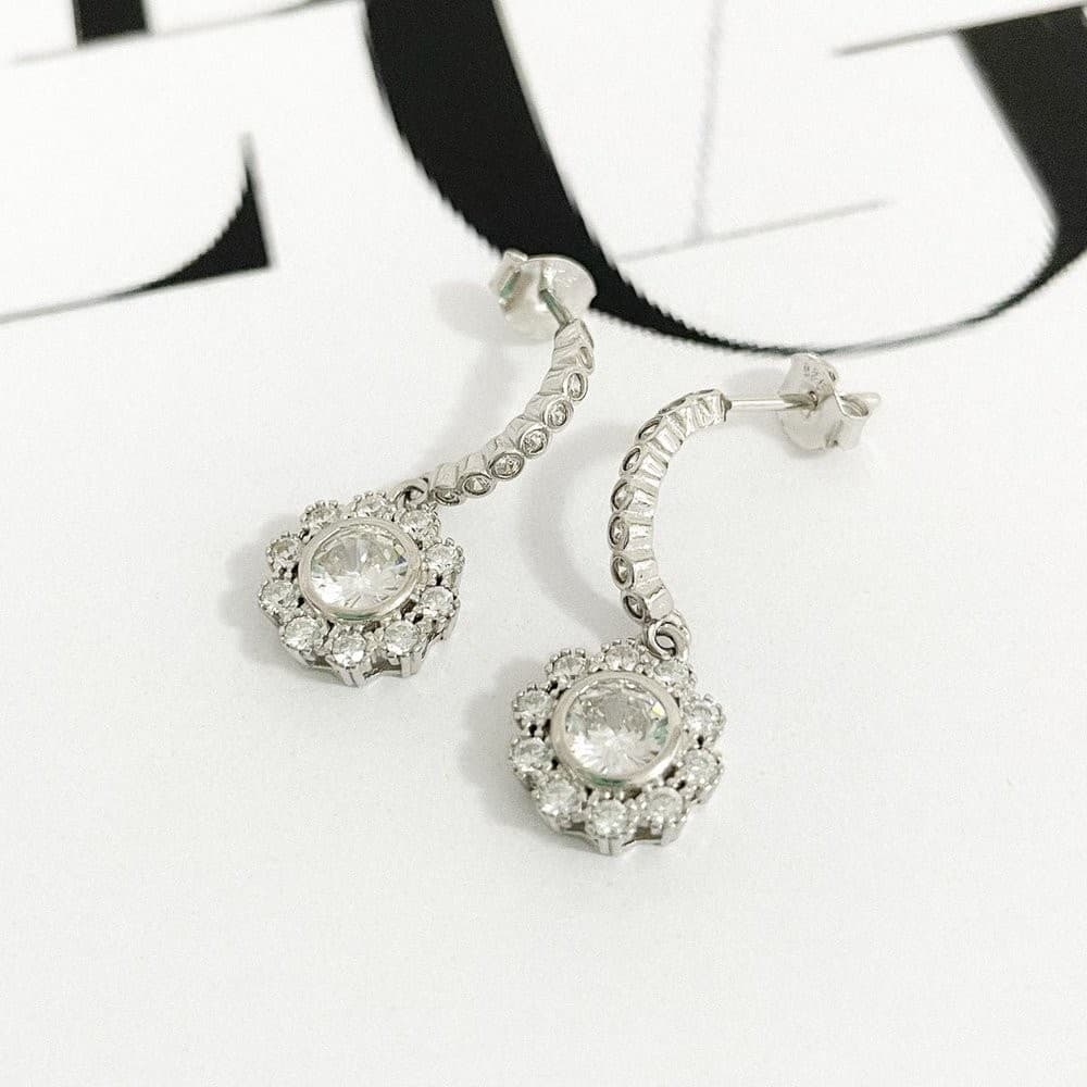 Brincos em Prata 925 com Zircônias e Pingente de Flor - Elegância e Romantismo