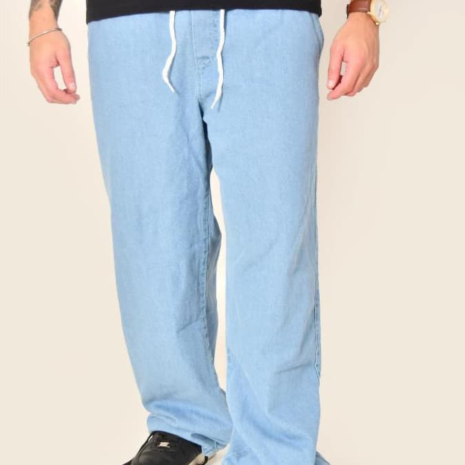 CALÇA JEANS BALÃO MASCULINA BAGGY ESTILO SKATISTA COM CORDÃO E ELASTICO LAVAGEM CLARA