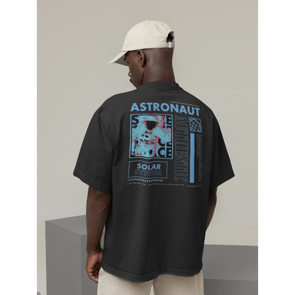 Camiseta Oversize Streetwear Masculino e Feminino Treino e Dia a Dia Preto e Off Whte Estampado - ASTRONAUT