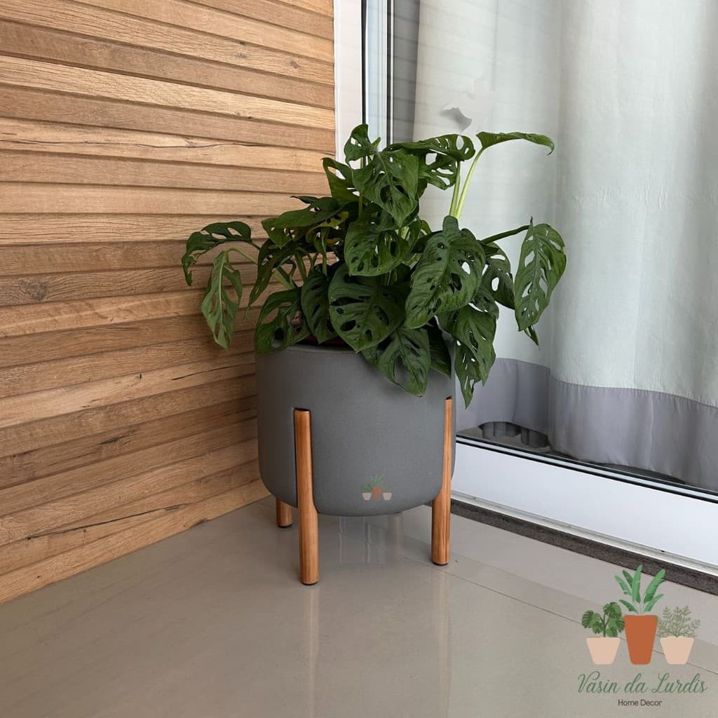 Vaso para planta Mônaco M, cilíndrico com pé em madeira design moderno