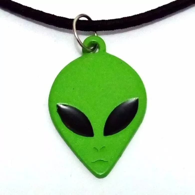 Cordão com pingente de Et Alien Alienígena em Resina Super Mega Oferta!