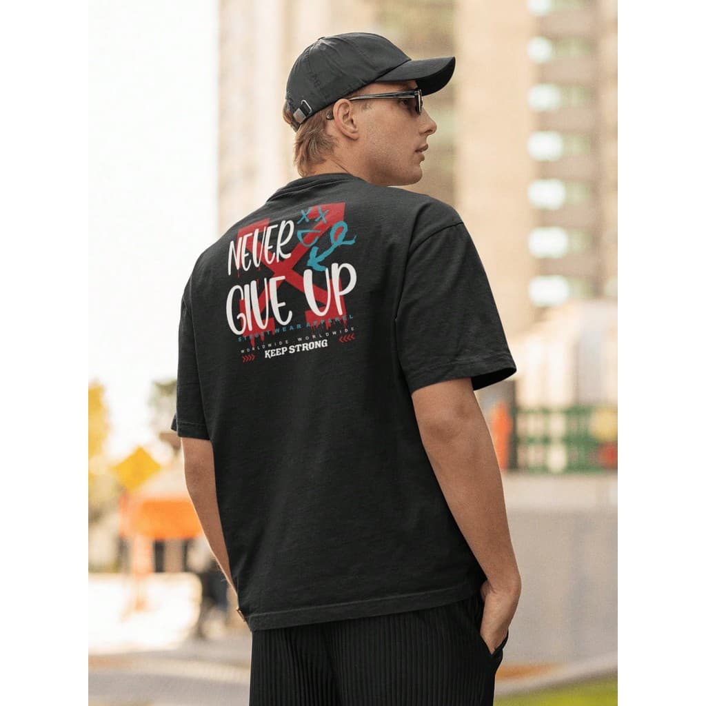 Camisa Camiseta Oversize Streetwear Masculino e Feminino P/Treino e Dia a Dia Preto e Off Whte Estampado - NEVER GIVE UP