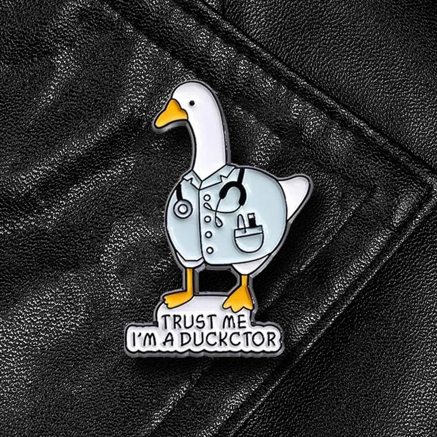 Pin Broche Ducktor Doutor Pato - Broche para Mochila Medicina Estudante Saúde Ciência