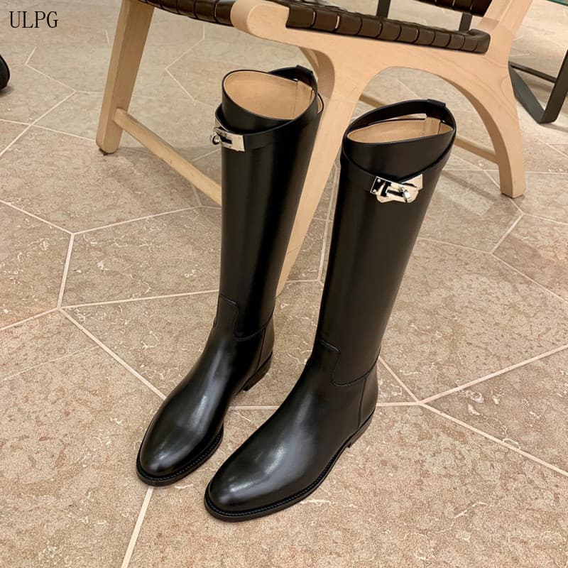 2025 Novas Botas de Cano Longo com Bico Redondo e Fivela de Metal para Mulheres LUSX