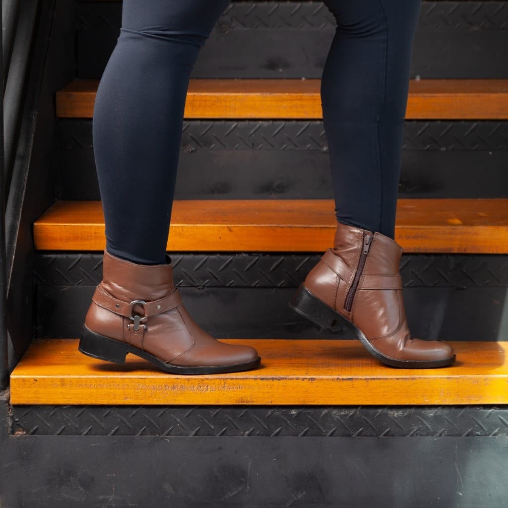 Bota Feminina Casual  Coturno Couro Legitimo Zíper Lateral – Cores Chocolate e Preto