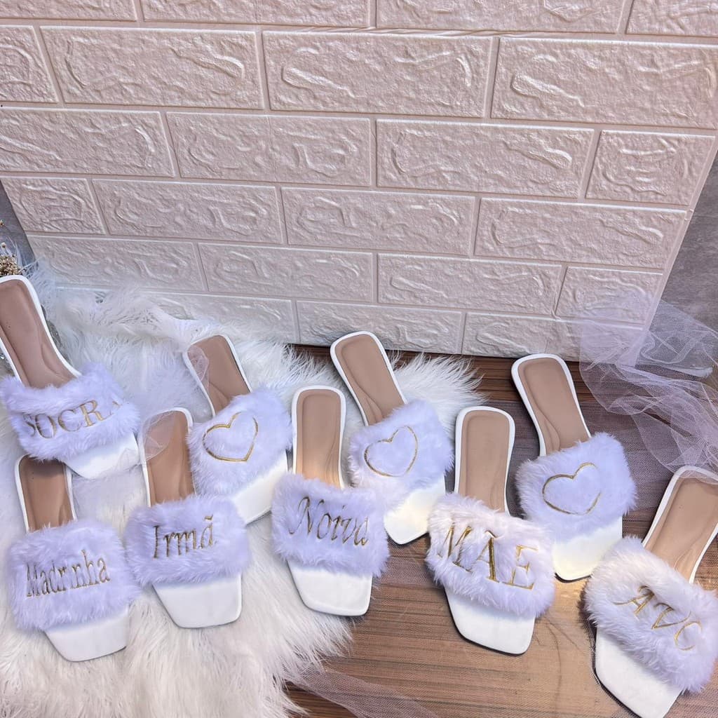 Pantufa Bordada Dourada Elegance – Personalizável para Noiva, Mãe, Sogra, Irmã, Avó e Madrinha