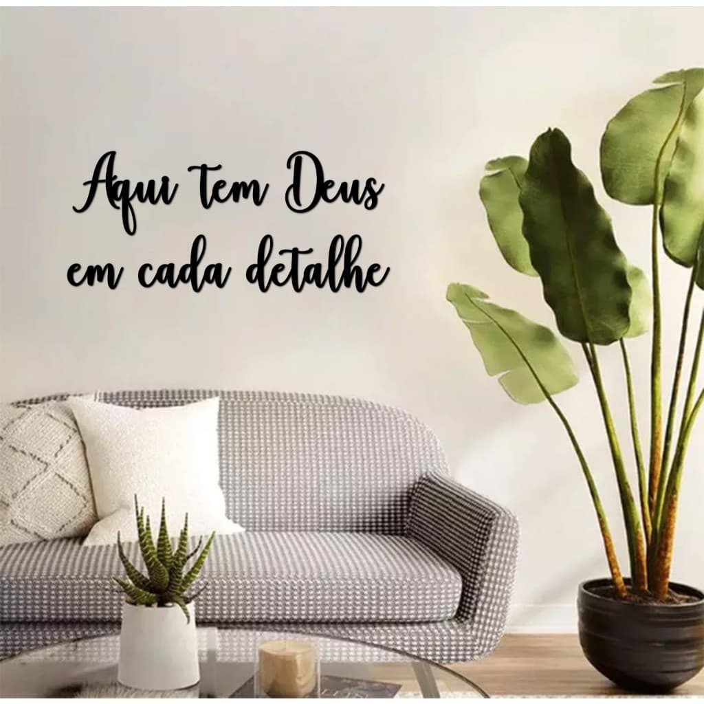 Frase decorativa Aqui tem Deus em cada Detalhe em MDF Preto 3mm Promoção