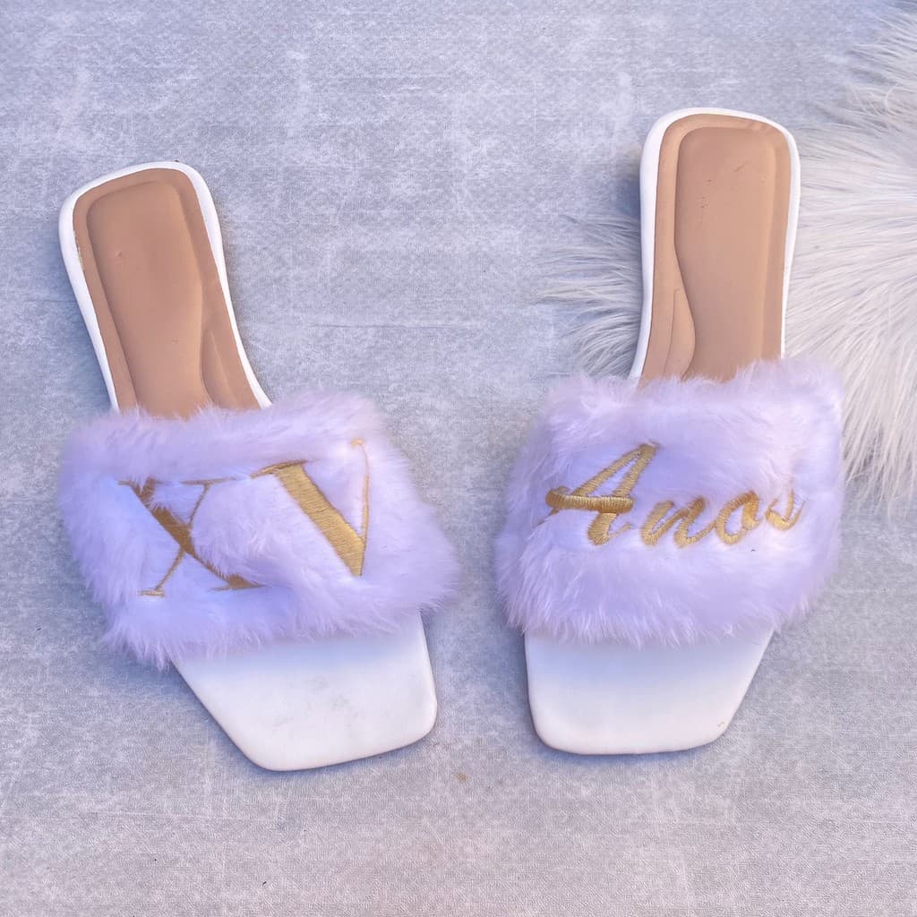 Pantufa Rasteira Bordada “XV Anos” – Conforto Sustentável e Elegância