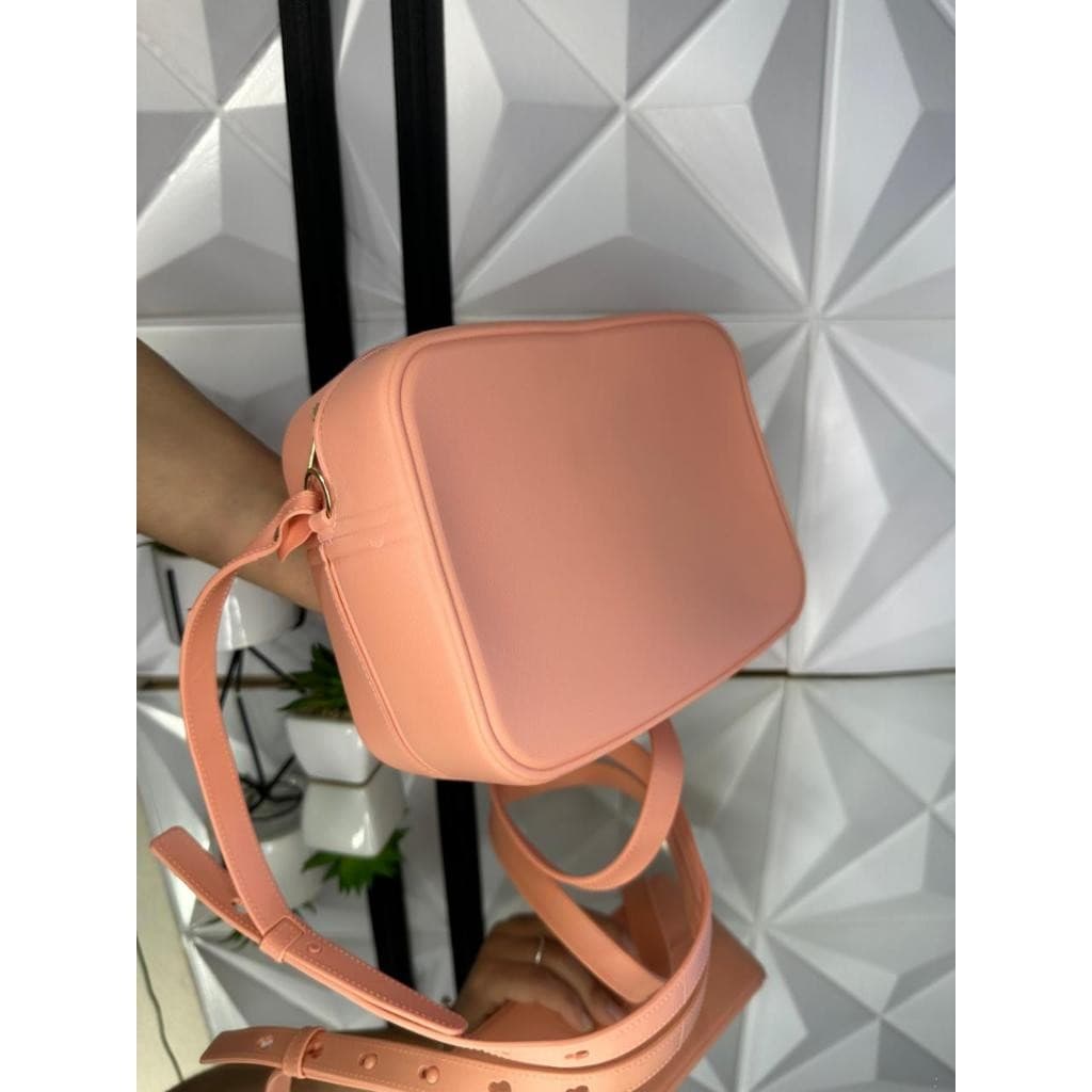 Bolsa Feminina Guará Básica Com Alça Ajustável e Acompanha Saquinho Lançamento