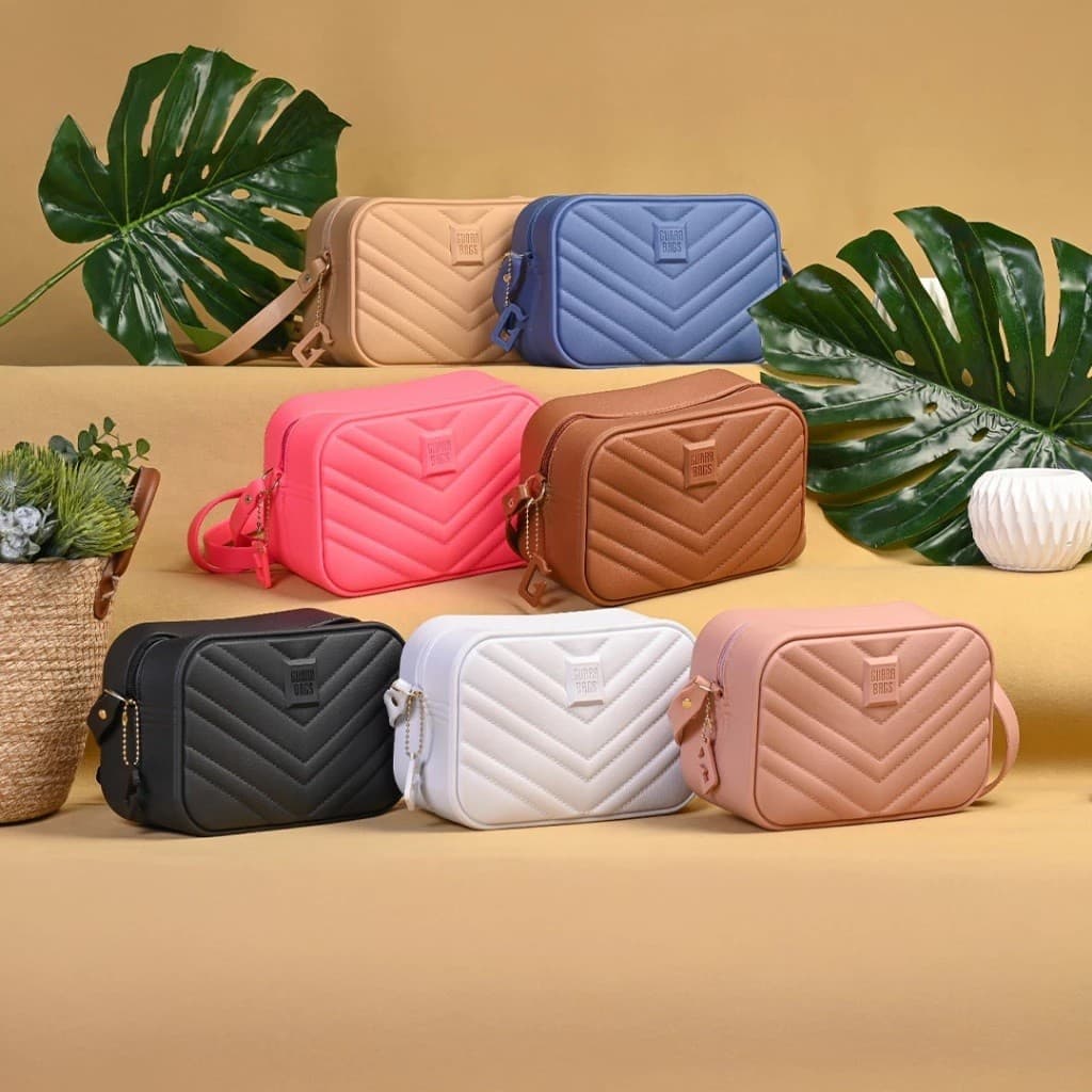 Bolsa Feminina Guará Básica Com Alça Ajustável Chaveirinho e Acompanha Saquinho