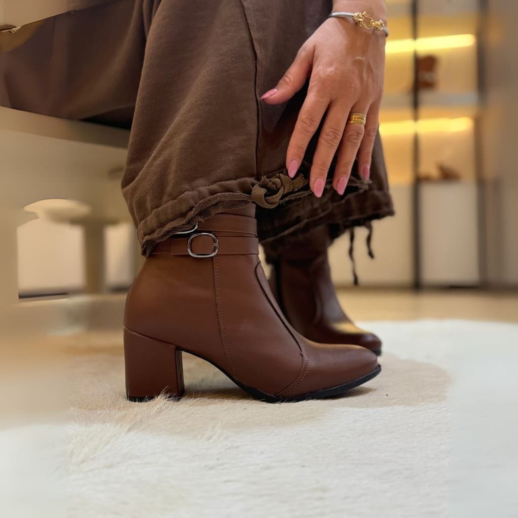 Bota Feminina Cano Curto Salto Médio Napa Sintetica Detalhe Metal Zíper Lateral coturno