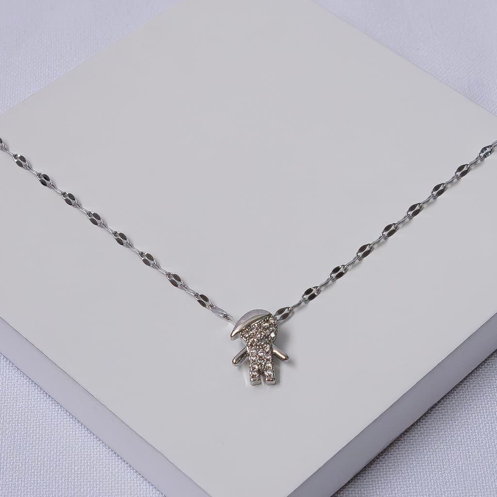 Colar Feminino Aço Inox Prateado com Pingente Menino Zircônias
