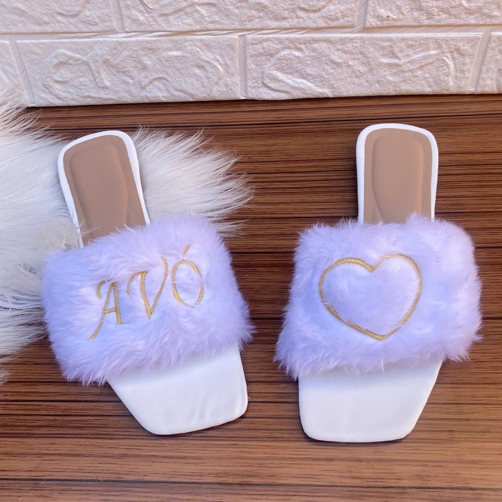 Pantufa Rasteira Bordada Avó – Carinho e Conforto para Presentear