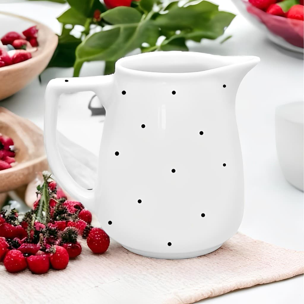 Jarra de Porcelana Branca Com Bolinhas Pretas 610 Ml