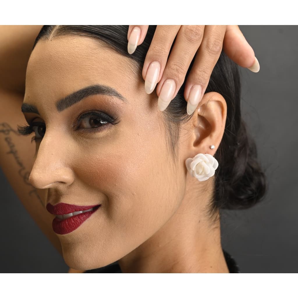 Brincos Flor de Tecido Off White Delicado Feminino Acessório Elegante Noiva Casamento Festa Madrinha Artesanal Luxo