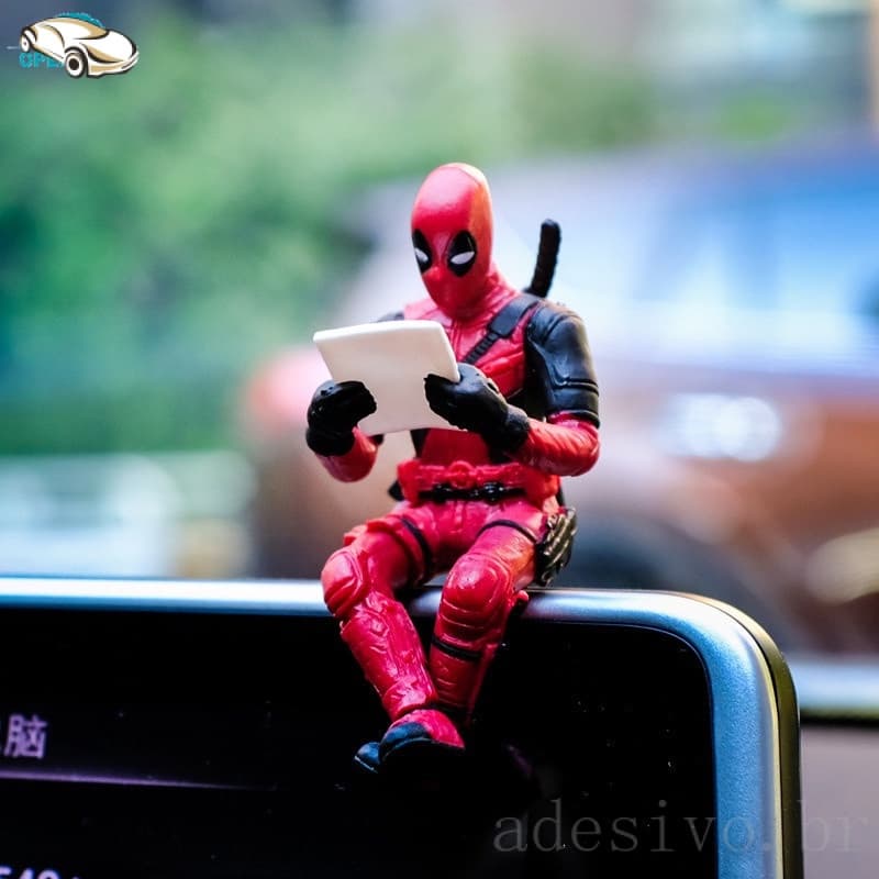 OM Deadpool carro figura de vingadores carro boneca modelo criativo centro console acessórios interiores acessórios do carro