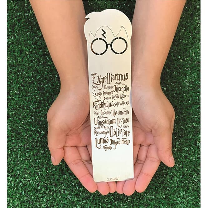 Marca-Página Harry Potter (Inox): Use Magia para Marcar Suas Aventuras Literárias!