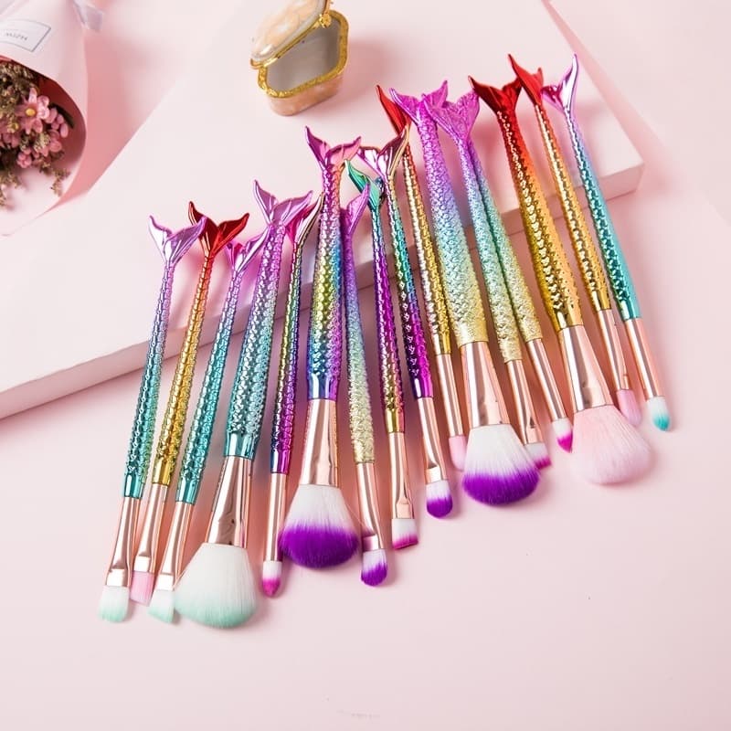 Kit 4 Pincel De Maquiagem Sereia Para Pó Blush Sombra e Contorno Cerdas Macias Cores Variadas Maquiadora