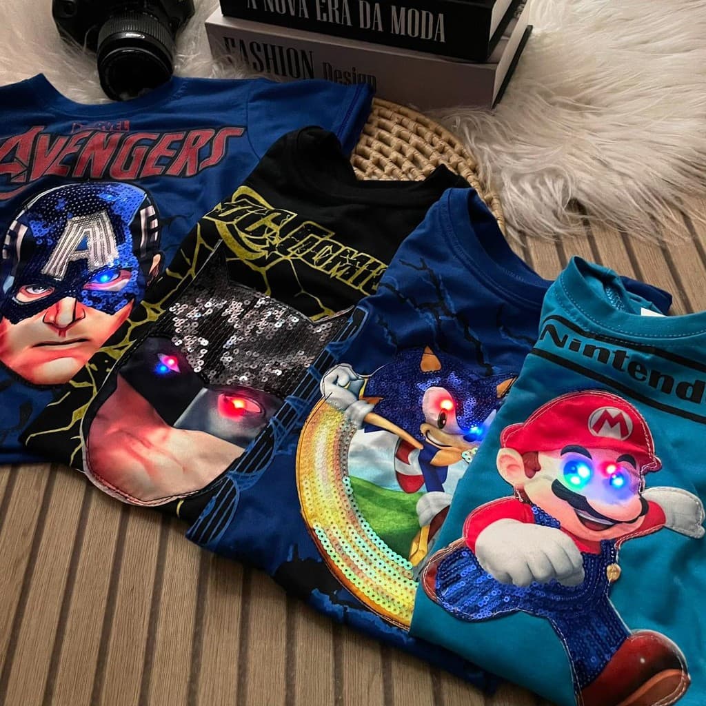 Camiseta de LED Personagem Infantil Acende Luz