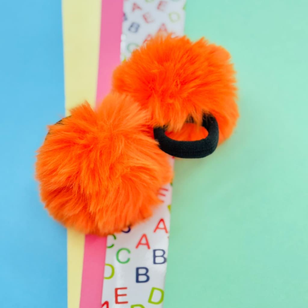 Kit 2 Laços pom pom laranja sem  aplique na xuxinha