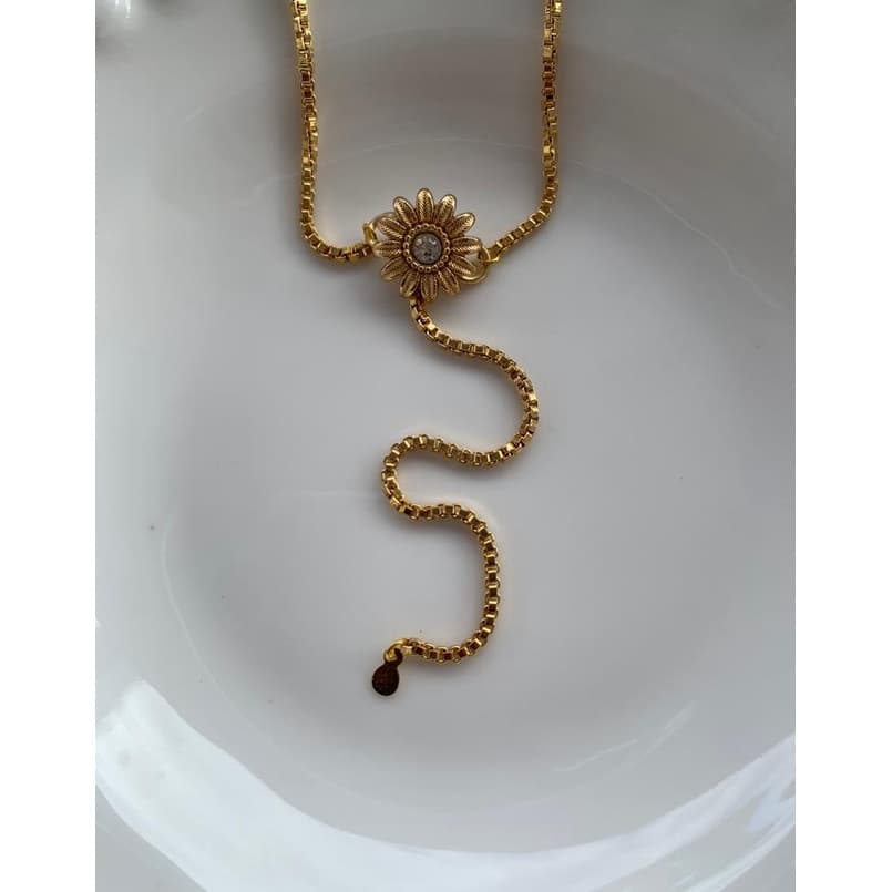 Colar modelo Gravata com detalhe em flor com ponto de luz folheado a Ouro
