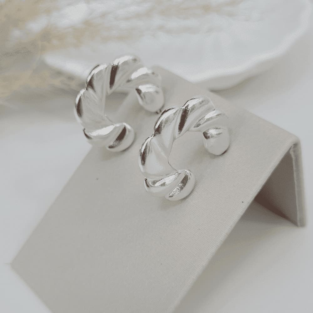 Argola detalhada média folheado em prata 925