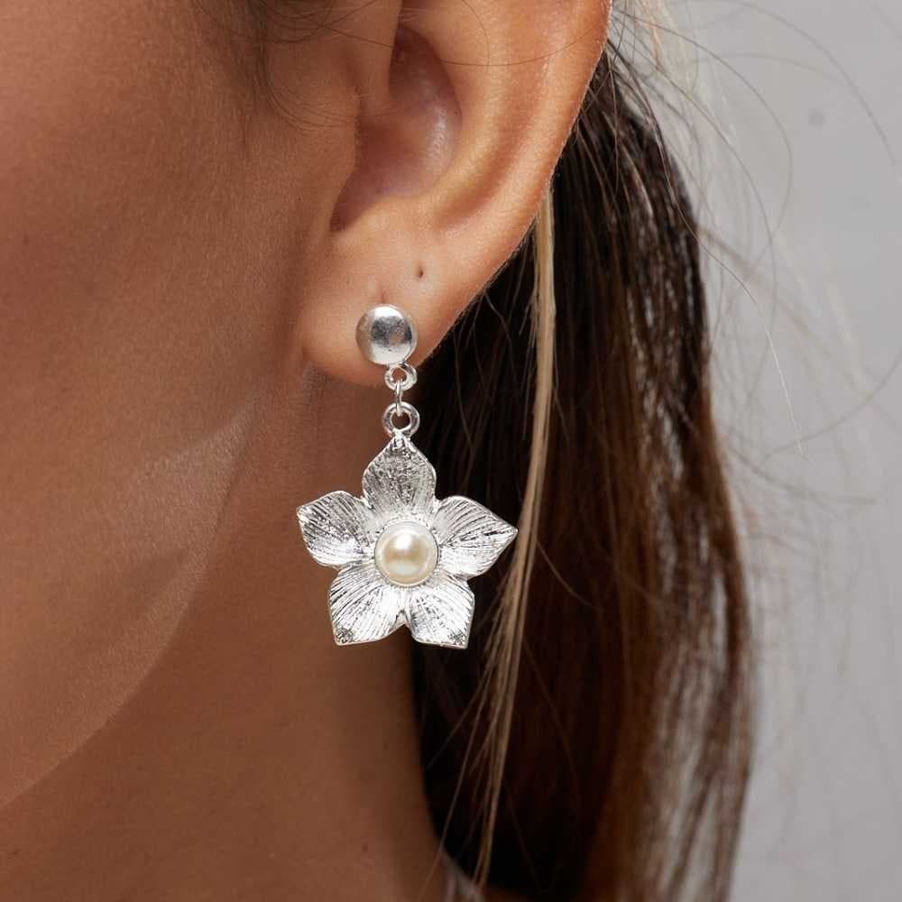 Brinco flor com pérola folheado em prata 925