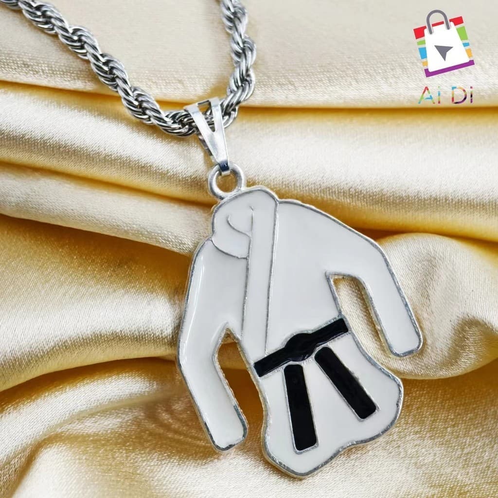 Colar de Jiu-Jitsu em Aço Inoxidável com Pingente de Kimono Branco e Faixa Preta - Estilo Esportivo