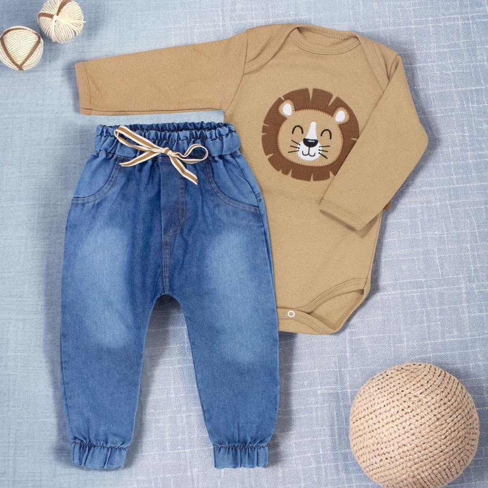 Conjunto Bebê Leãozinho Body Bege Avelã E Calça Jeans Jogger