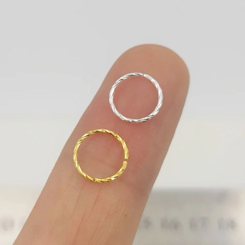 💎 Piercing de Nariz Argola Torcida – Delicado, Minimalista Sofisticado e Atemporal  Dourado & Prata