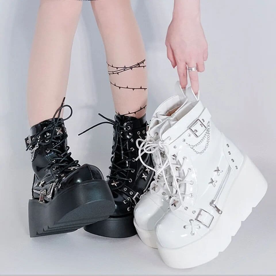 Botas de fundo grossorebitesBotas de cano curto de fundo europeu e Dark Punk botas de motocicleta Cabeça redonda super