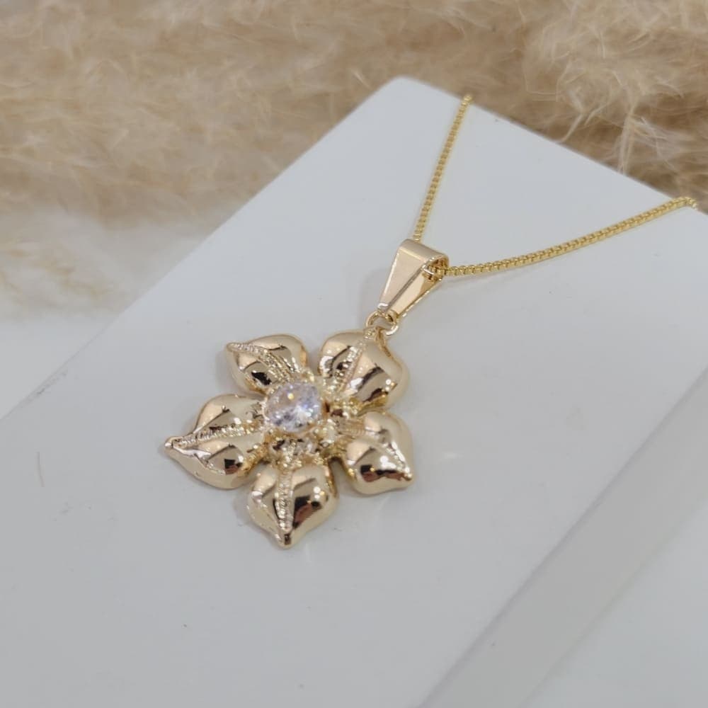 Colar flor com pedra folheado em ouro 18k