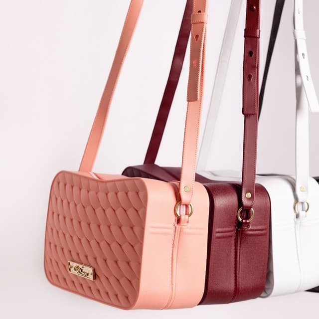Bolsa feminina Média com alça transversal ajustável
